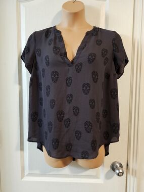 Torrid Sz 0  Charcoal Gray Short Sleeve Skull Print V-Neck Top